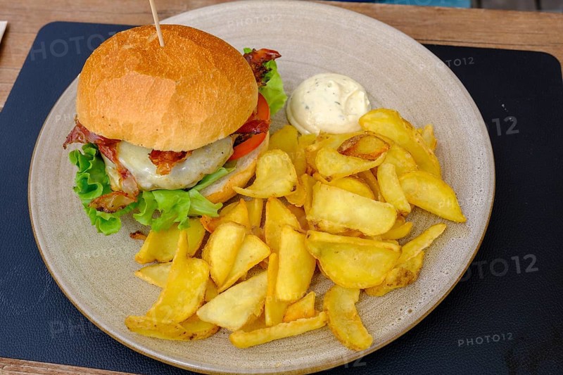 Burger, at Rifugio Ra Stua, Ra Stua Alm, Valon Scuro, near Cortina d'Ampezzo, Dolomites, Trentino, Italy