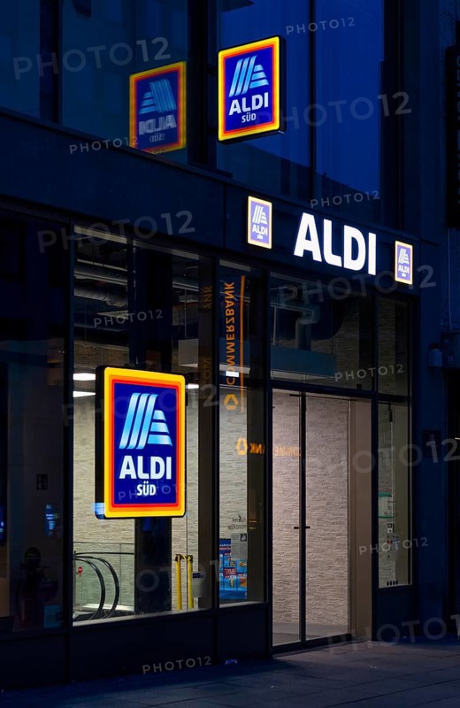 Night shot, ALDI Süd, logo, food retail, retail trade, retail chain, shop, Königsstraße, Stuttgart, Baden-Württemberg, Germany