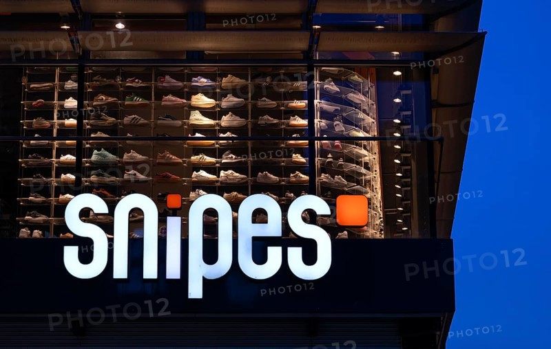 Night shot, Snipes, department stores' chain, shoes, shop, logo, Königsstraße branch, Stuttgart, Baden-Württemberg, Germany