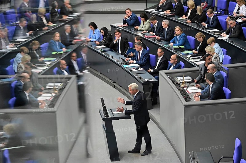 At the 9th session of the German Bundestag, CDU foreign policy expert Dr Norbert Röttgen (CDU/CSU) speaks on the state of transatlantic relations with the USA