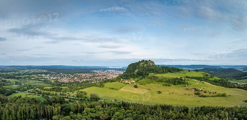 Luftbild, Panorama vom Vulkankegel Hohentwiel mit der Burgruine, dahinter die Stadt Singen am Hohentwiel, am Horizont der Bodensee, Landkreis Konstanz, Baden-Württemberg, Deutschland