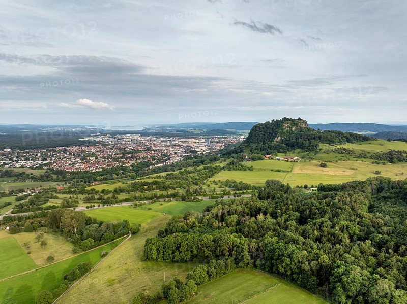 Luftbild vom Vulkankegel Hohentwiel mit der Burgruine, dahinter die Stadt Singen am Hohentwiel, Landkreis Konstanz, Baden-Württemberg, Deutschland