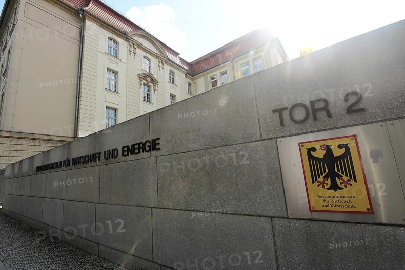 Das Bundesministerium für Wirtschaft und Klimaschutz heißt jetzt Bundesministerium für Wirtschaft und Energie. Die neuen Lettern wurden an dem Gebäude in der Scharnhoststraße angebracht. Das Wort Energie ist deutlich dunkel abgehoben. Auf dem Blechschild mit dem Bundesadler ist noch die alte Version mit Klimaschutz zu sehen
