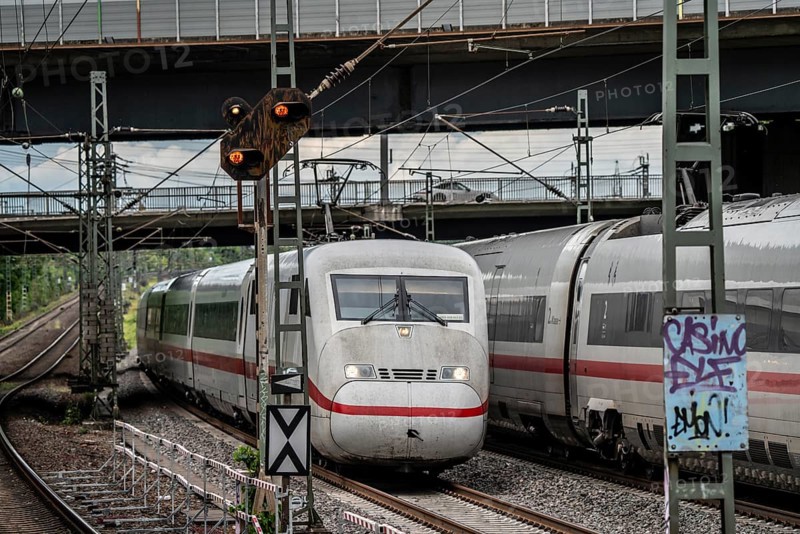 ICE 2 train on the line between Bochum and Dortmund, near Dortmund-Marten, multi-lane line for local and long-distance traffic, Dortmund, North Rhine-Westphalia, Germany