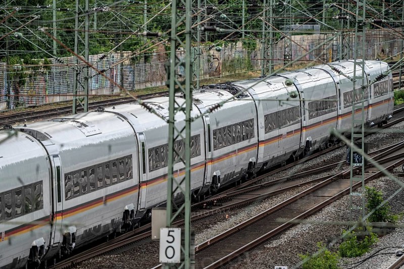 ICE 4 train on the line between Bochum and Dortmund, near Dortmund-Marten, multi-lane line for local and long-distance traffic, Dortmund, North Rhine-Westphalia, Germany