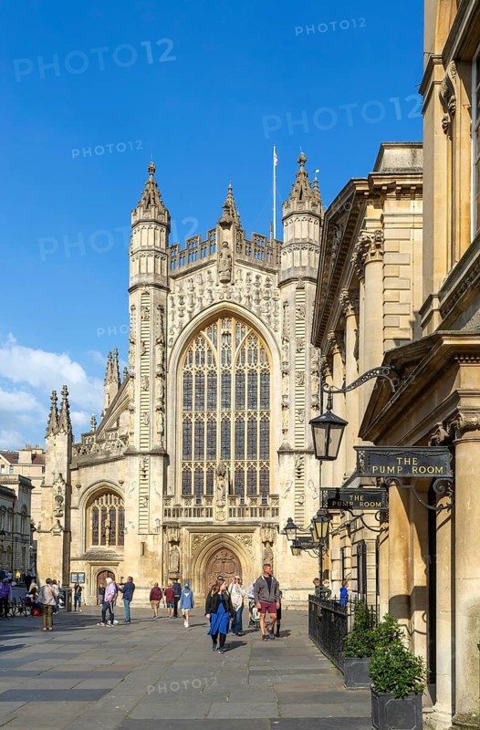 Bath Abbey church and Grand Pump Room, Abbey Church Yard, city of Bath, north east Somerset, England, UK
