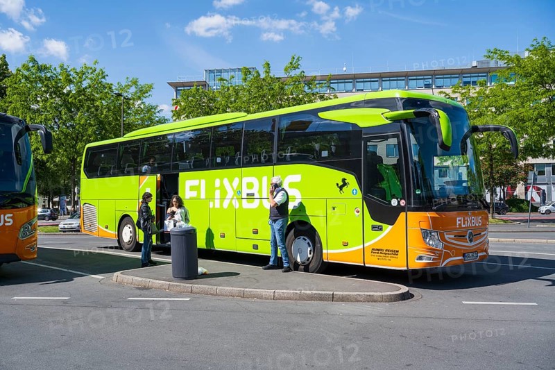 Flixbus, people standing in front, ZOB, Dortmund, Ruhr area, Westphalia, North Rhine-Westphalia, Germany
