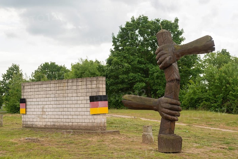 Schifflersgrund border museum on the former border between the FRG and the GDR, symbolic wall, wooden art Broken border post by Sebastian Seiffert as a symbol of the overcoming of the inner-German border, Bad Sooden-Allendorf, Hesse, Asbach-Sickenberg Thuringia, Germany