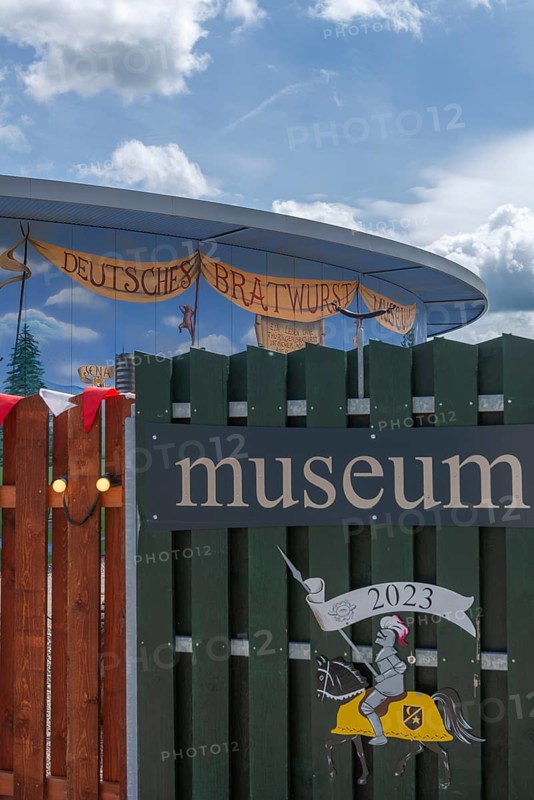German Bratwurst Museum, Bratwurstallee 1, inscription, medieval knight figure with the year 2023, blue sky, Mühlhausen, Thuringia, Germany