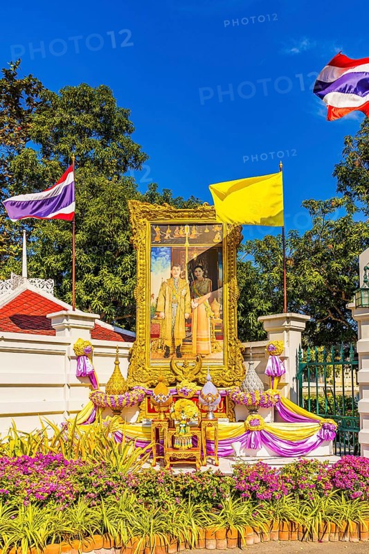 Picture in the golden frame of Thai King Maha Vajiralonkorn and his wife Suthida Vajiralongkorn na Ayudhya at the entrance to the Thai King's Summer Palace, Bang Pa-In, near Ayutthaya, Thailand