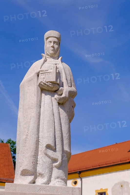 Adelheid von Frontenhausen, Klosterstifterin, Denkmal, Brunnen, Baumberg Abbey, Altenmarkt an der Alz, Chiemgau, Upper Bavaria, Bavaria, Germany