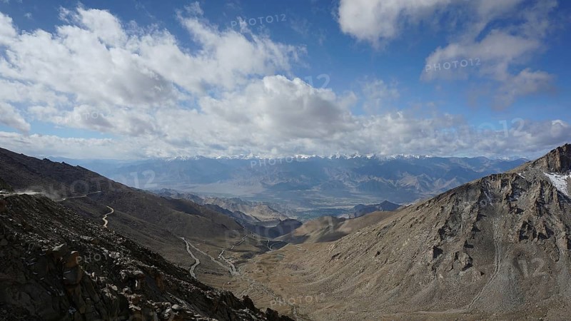 Extensive mountain landscape with winding roads under a blue sky, Nubra Valley, trekking in Ladakh, Himalayas, India