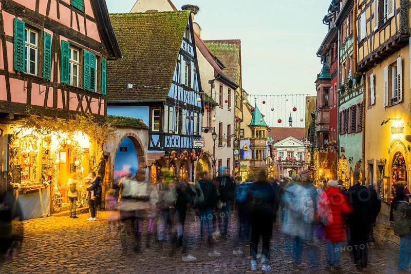 Christmassy decorated half-timbered houses, Christmas market, Riquewihr, Grand Est, Haut-Rhin, Alsace, France