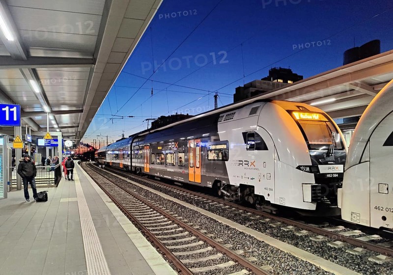 Early morning platform with the Rhein Ruhr Xpress RE 4 from National Express, central railway station, Dortmund, North Rhine-Westphalia, Germany