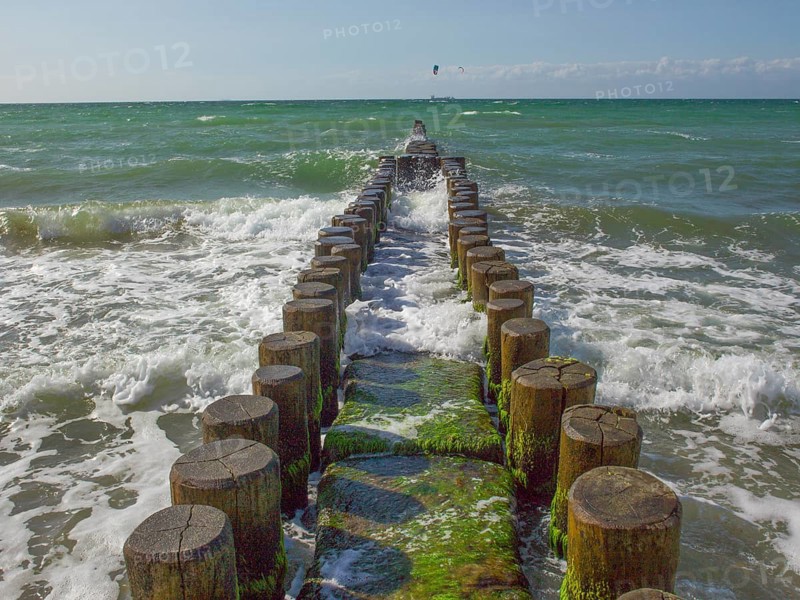 Buhnen, Ostseewellen, Ahrenshoop, Ostsee, Vorpommern-Rügen district in Mecklenburg-Vorpommern, Germany