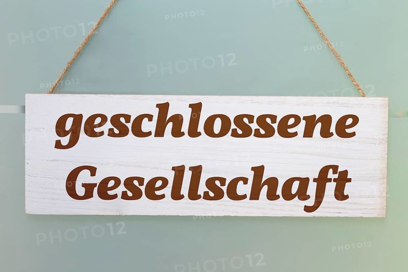 Wooden sign with (added) text GESCHLOSSENE GESELLSCHAFT (CLOSED SOCIETY)