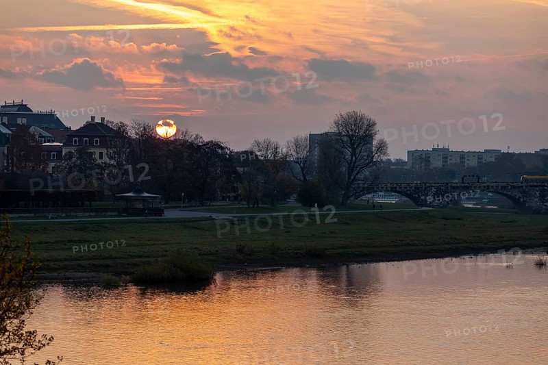 Sunrise over the Elbe on Neustädter Ufer, Dresden, Saxony, Germany