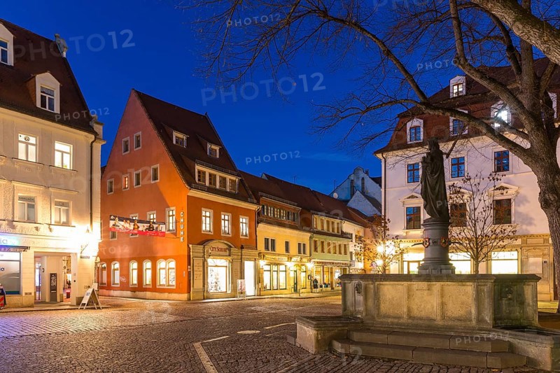 Atmospheric night view of Heinrichsplatz with Heinrichsbrunnen, Meissen, Saxony, Germany