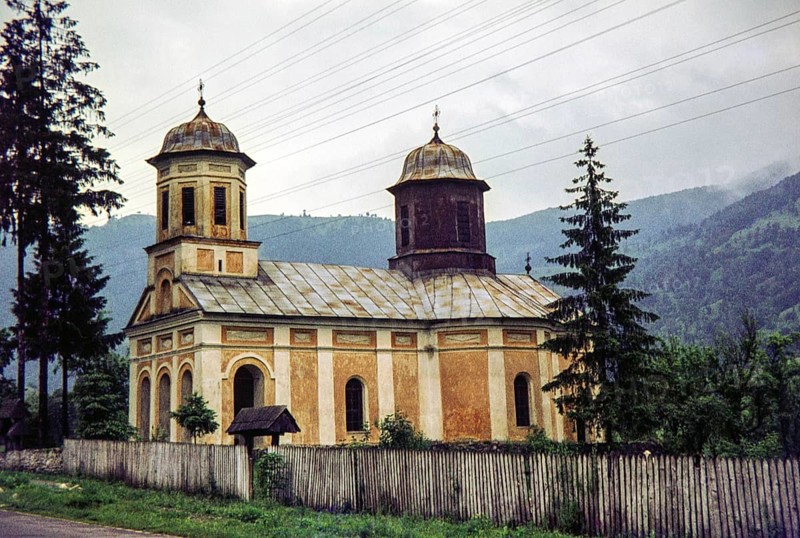 Biserica Sfântul Ierarh Nicolae (Saint Hierarch Nicholas Church), a historic Romanian Orthodox church village of Racovi?a, Vâlcea County, Romania