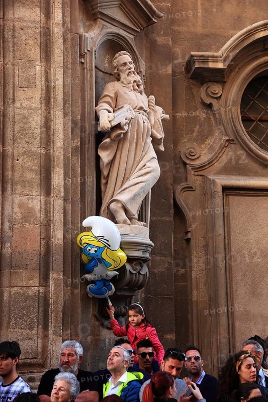 Sicily, Trapani, spectators at the Good Friday mystery procession La Processione dei Misteri, statue at the Chiesa del Purgatorio church