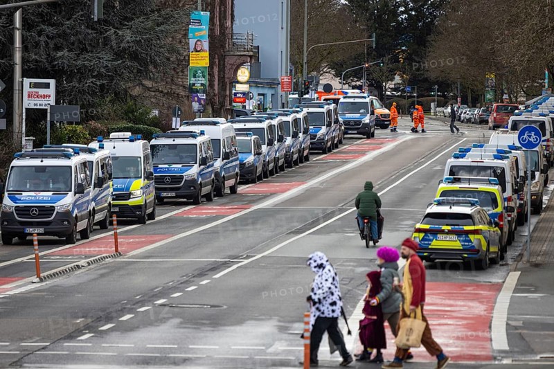 A large police force ensures safety on the Klaa Paris carnival parade in the Heddernheim district of Frankfurt, Heddernheim, Frankfurt am Main, Hesse, Germany