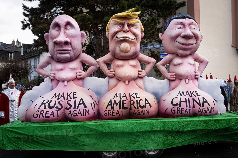 The Klaa Paris carnival parade passes through the streets of Frankfurt's Heddernheim, Heddernheim, Frankfurt am Main, Hesse, Germany