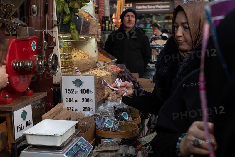 Istanbul, Turkey 7th January 2025 Shoppers buying coffee outside the Spice Bazaar in the Eminonu district of Istanbul, Turkey
