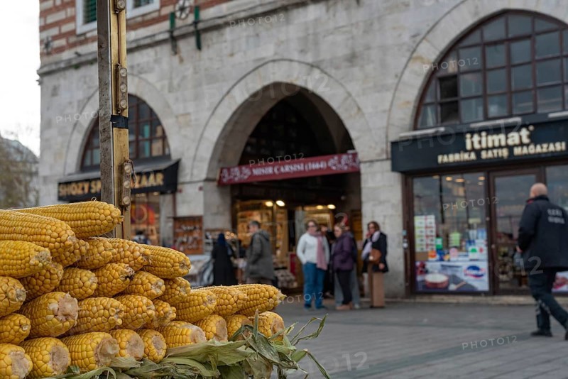 Istanbul, Turkey 8th January 2025 Corn on the cob for sale outside the entrance of the Istanbul Spice Bazaar, the word misir has a double meaning in Turkish: Egypt and maize