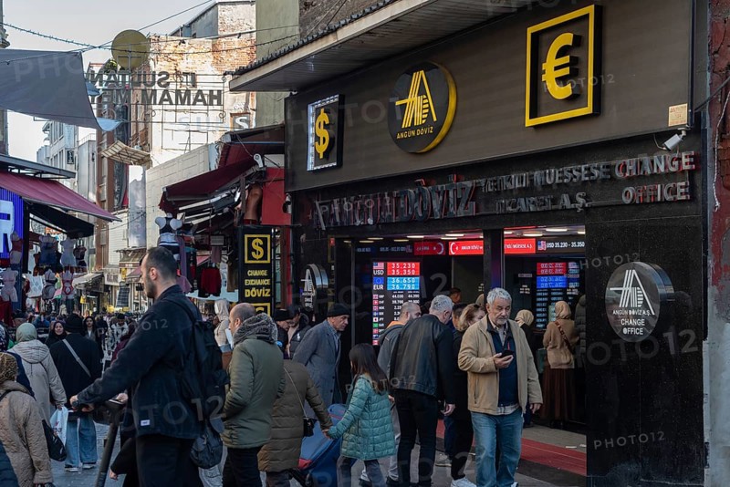 Istanbul, Turkey 7th January 2025. A Turkish currency exchange office in a busy shopping street in the Fatih district of Istanbul, Turkey