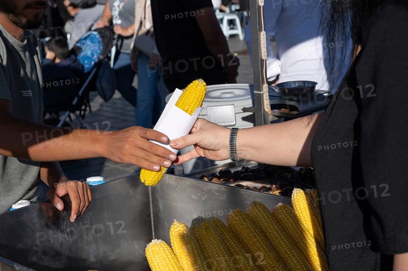 Istanbul, Turkey. September 18th 2025. A customer buying freshly boiled sweet corn known as Misr in Turkish, a popular street food sold all over Turkey from street cart vendors