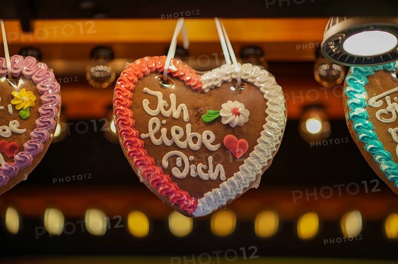 Gingerbread heart with lettering ICH LIEBE DICH Süßwarenstand, Stuttgart, Baden-Württemberg, Germany