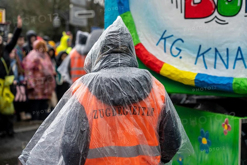 Rose Monday procession in Düsseldorf, parade participants, foot groups, make themselves rainproof, at street carnival, sometimes heavy rain, train ladder with rain cover, North Rhine-Westphalia, Germany
