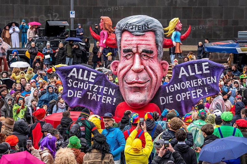 Rose Monday procession in Düsseldorf, theme car by wagon manufacturer Jacques Tilly, Epstein files scandal, victims are ignored, perpetrators protected, North Rhine-Westphalia, Germany
