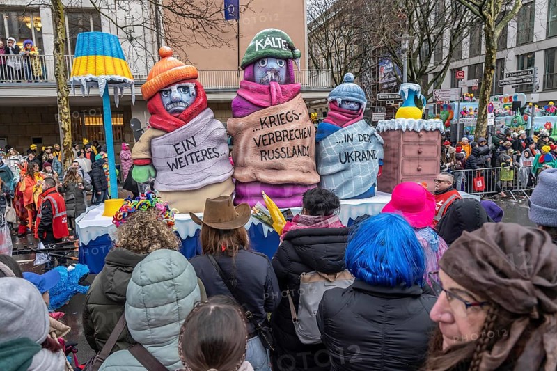 Rose Monday procession in Düsseldorf, theme car by wagon manufacturer Jacques Tilly, topic of suffering population in Ukraine due to Russia's war of aggression, destruction of energy supply infrastructure, freezing people in freezing cold weather, North Rhine-Westphalia, Germany