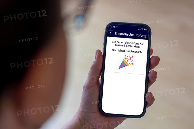 Symbolic image, preparation for the driving test via a smartphone app, learning theory via an app, here the ADAC app