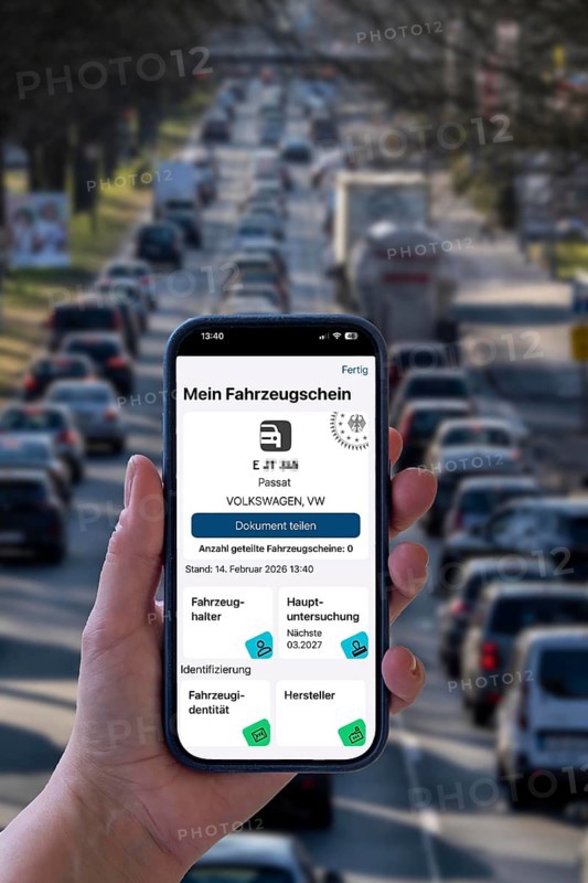 Symbolic image, digital vehicle license, in the i-car app of the Federal Motor Transport Authority, the paper motor vehicle license has been available in digital form on the authority's smartphone app since the end of 2025 and replaces the paper certificate, all vehicle data and owner data are stored there