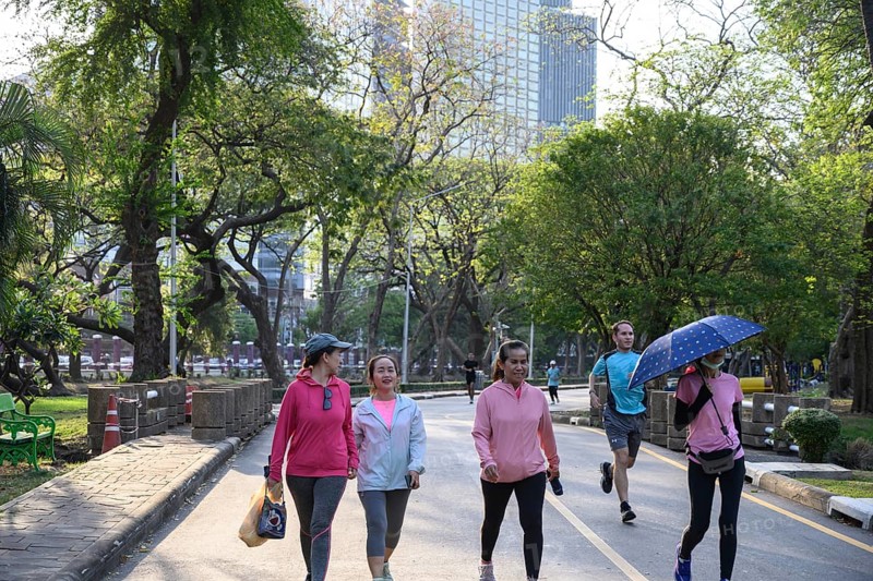 Bangkok, Thailand. March 4th 2025. People enjoy walking and jogging in the urban green space of Lumphini Park, Bangkok, Thailand