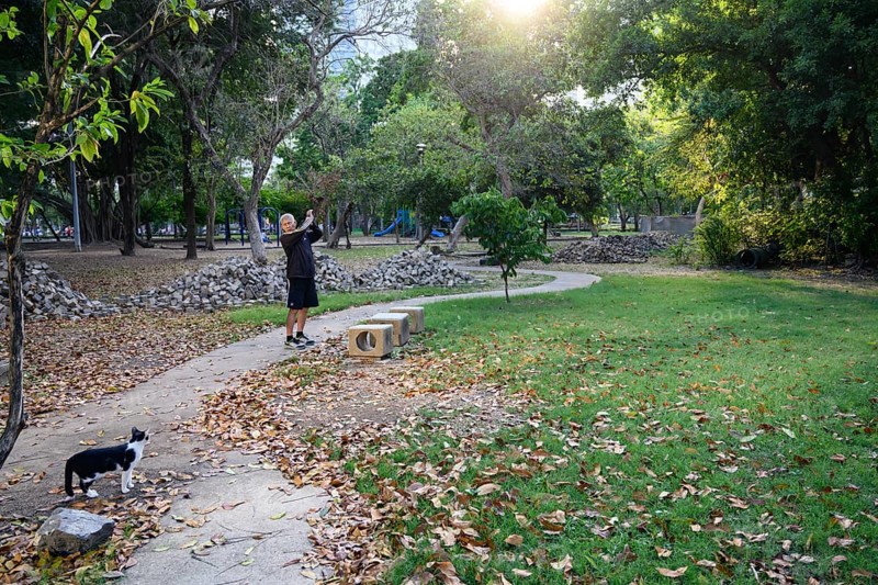 Bangkok, Thailand. March 4th 2025. A local man does some warm up stretches and exercises to keep fit in Lumphini Park, Bangkok, Thailand