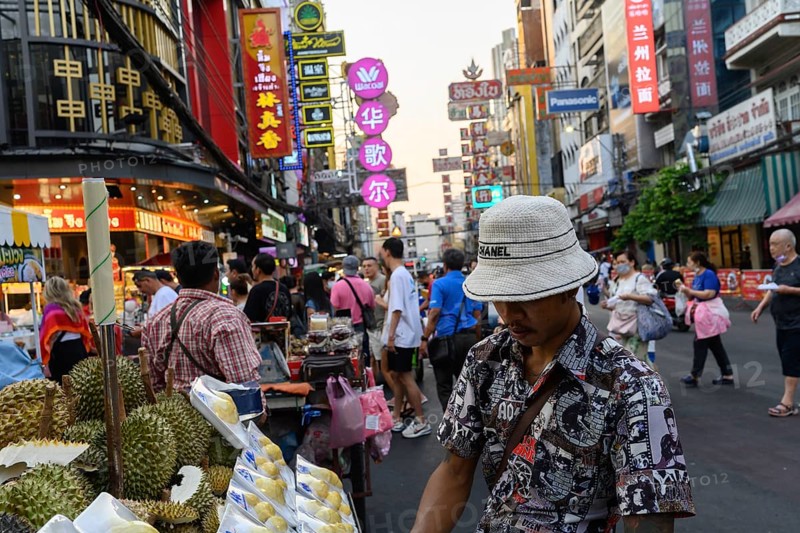 Bangkok, Thailand. February 18th 2025. Popular street food stalls along a crowded Yaowarat Road, Chinatown, Bangkok, Thailand