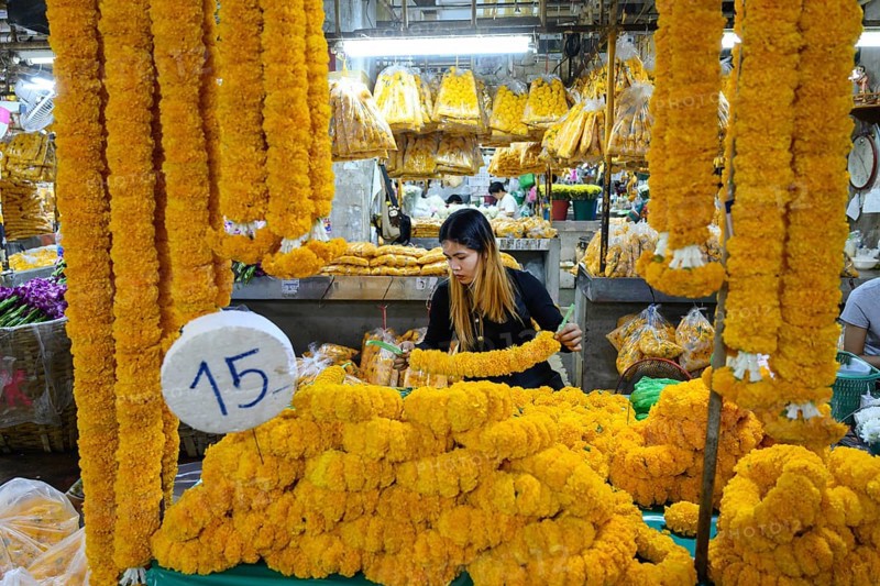 Bangkok, Thailand. March 2rd 2025. A Thai woman making traditional flower garlands at Pak khlong Talat, a Bangkok flower market