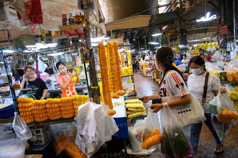 Bangkok, Thailand. March 2rd 2025. Thai workers and customers inside Pak Khlong Talat-Bangkok Flower Market, a busy wholesale market that works 24 hours a day