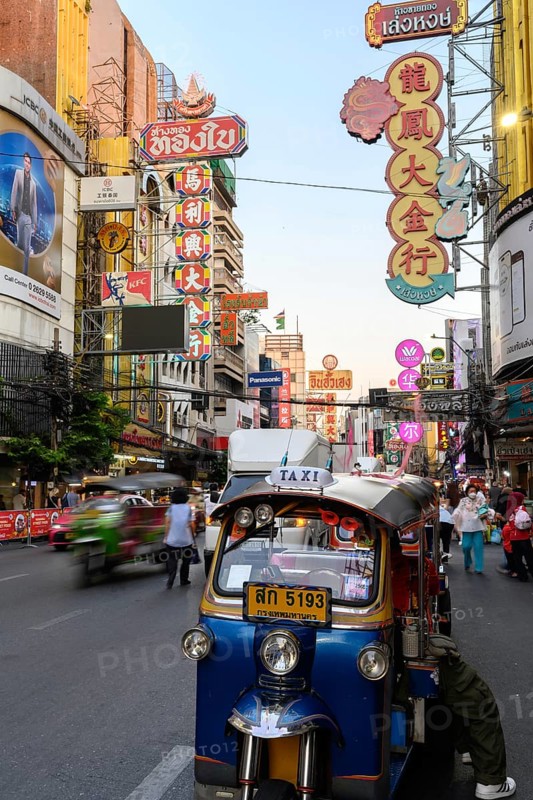 Bangkok, Thailand. February 18th 2025. Yaowarat Road, busy with Tuck-Tucks and traffic in the heart of Chinatown, Bangkok, Thailand