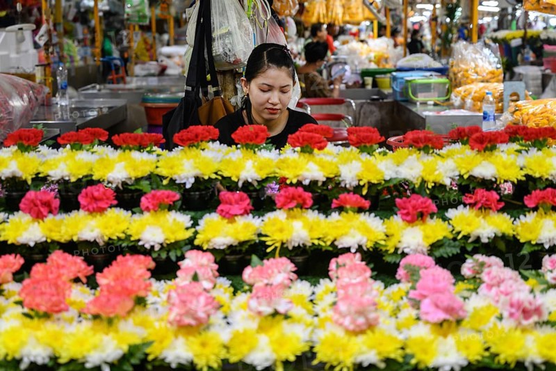 Bangkok, Thailand. March 2rd 2025. A Thai woman at a stall selling traditional flower arrangements at Pak Khlong Talat-Bangkok Flower Market