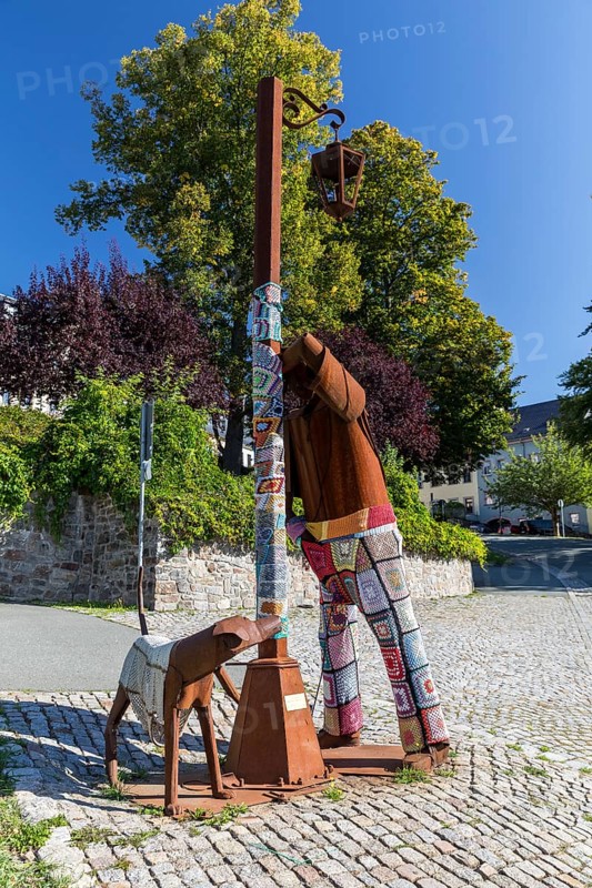 Iron Giants sculpture Territorios or drunk with dog by Edgardo Camona on the old market in Hohenstein-Ernstthal, Saxony, Germany