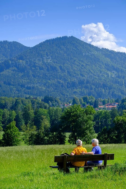 Elderly couple, seniors sitting on a rest bench, Bad Heilbrunn, Upper Bavaria, Bavaria, Germany
