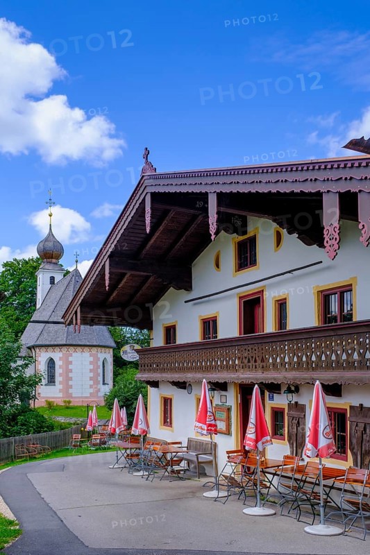 Mesnerwirt und Filialkirche St. John the Baptist, Vogling bei Siegsdorf, Chiemgau, Upper Bavaria, Bavaria, Germany