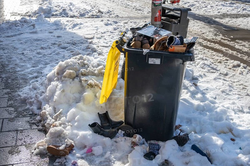 Garbage bin in snow filled with woven shoes, pedestrian zone, Nuremberg, Middle Franconia, Bavaria, Germany