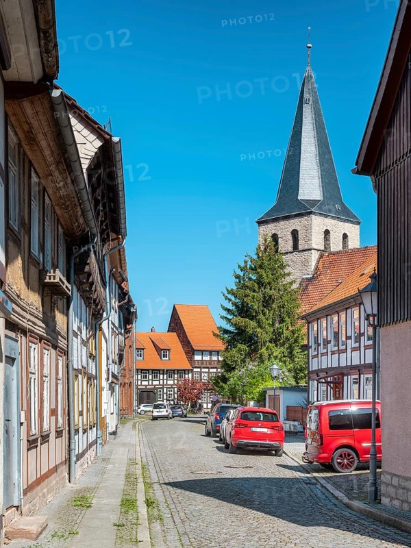 Street with half-timbered houses and cobblestones, in the back the church of St. Nikolai, half-timbered town of Osterwieck, Harz, Harzvorland, Saxony-Anhalt, Germany