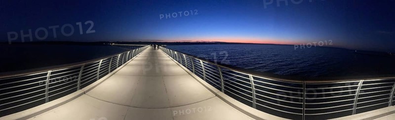 Panorama, Baltic Sea resort Prerow, pier, night view, sunset, Baltic Sea. At 720 meters, it is the longest pier in the Baltic Sea region. It became on October 16, 2024. Western Pomerania Lagoon Area, Darss-Zingster Bodden Range, Baltic Sea, Peninsula, Nature, Autumn, Nature Reserve, Fischland-Darß-Zingst, Mecklenburg-Western Pomerania, Germany