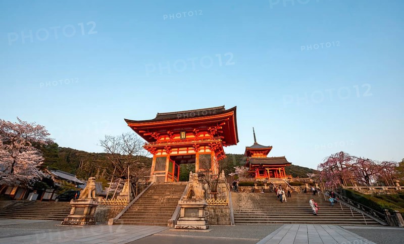 Niomon and Nishimon gates at the entrance of Kiyomizu-dera Temple, in the evening light, Buddhist temple complex, Higashiyama, Kyoto